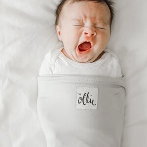The Ollie swaddle, Mint green. With laundry care zipper bag.